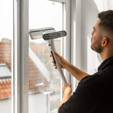 Essuie-glace avec manche télescopique et spray