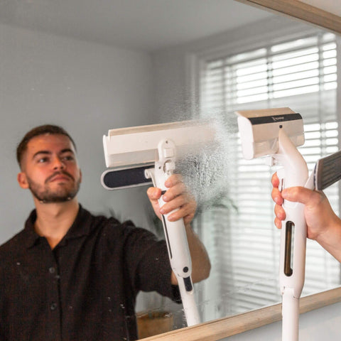 Essuie-glace avec manche télescopique et spray